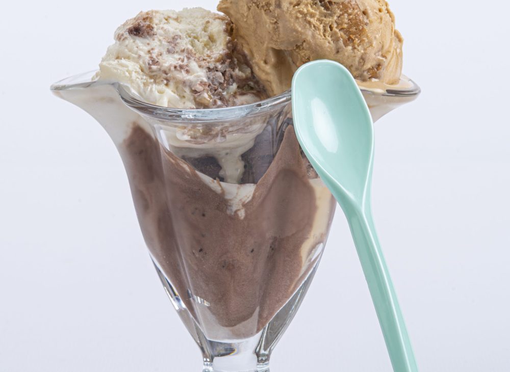 Cucharita azul con helado de chocolate